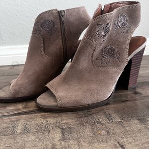 Lucky Brand size 8.5 Peep Toe Listana Sandals Chunky Heel Embroidered Flowers